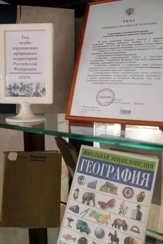 В библиотеке Хасавюрта работет выставка, рассказывающая о заповедных уголках Крыма