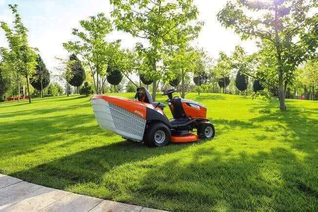 У Парка Краснодар теперь есть профессиональный трактор для стрижки газонов