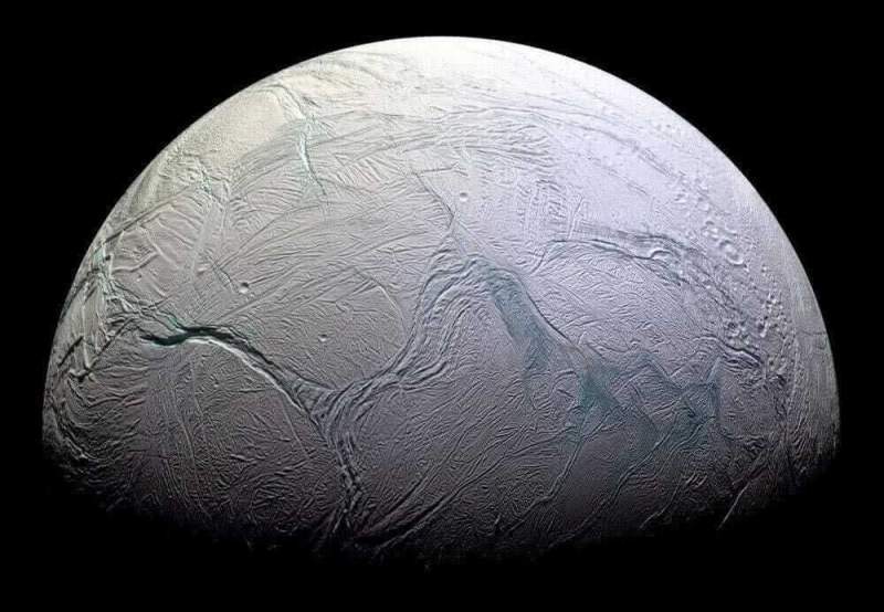 Космологи обнаружили в кольцах Сатурна «кирпичики жизни»