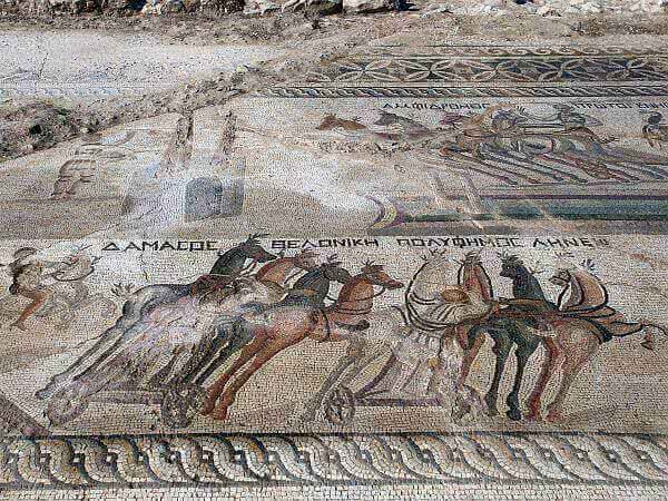Кипрские археологи нашли редкую мозаику, изображающую колесницы