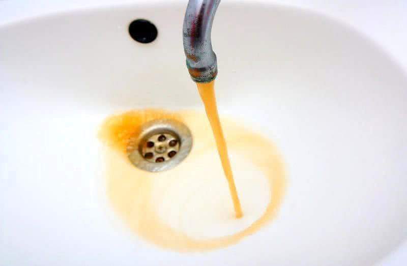 Астраханцы жалуются на горячую воду коричневого цвета 