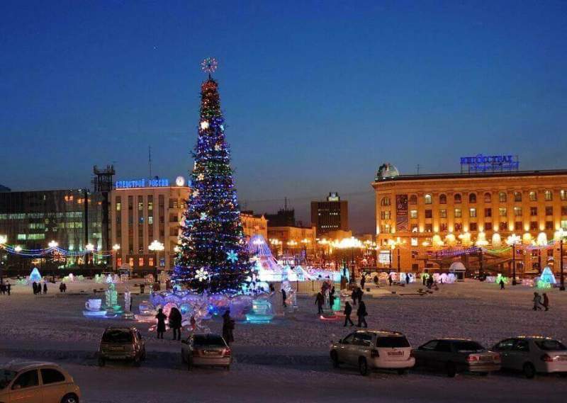 Новогоднюю ёлку установили на площади им. Ленина в Хабаровске