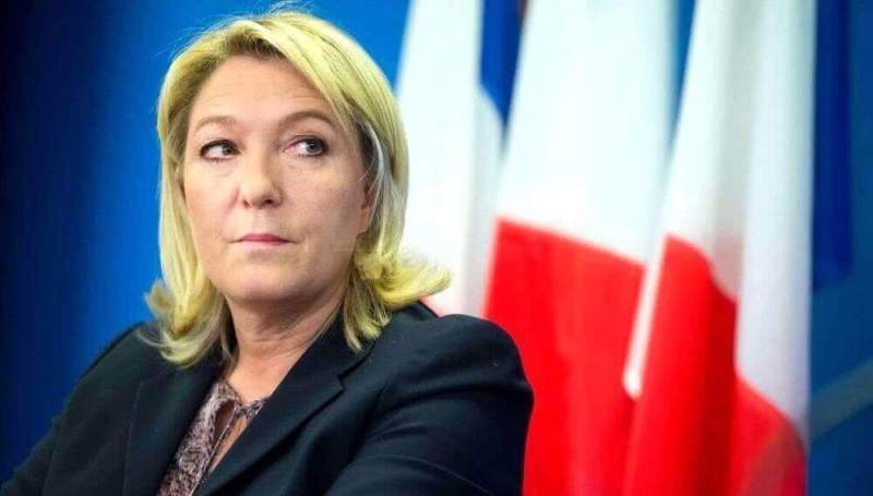Ле Пен лишили парламентского иммунитета за фото с ИГИЛ 
