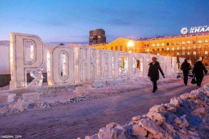 В Хабаровске на площади Ленина строят новогодний городок 