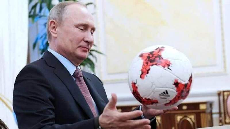 Владимир Путин подписал футбольный мяч ЧМ-2018 на ПМЭФ