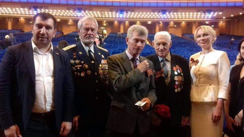 Ветераны эскадрильи "Нормандия-Неман" наградили памятным отличительным знаком организаторов акции Бессмертный полк в Кремле.