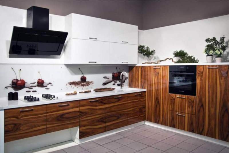 Кухонные гарнитуры с фасадами из шпона