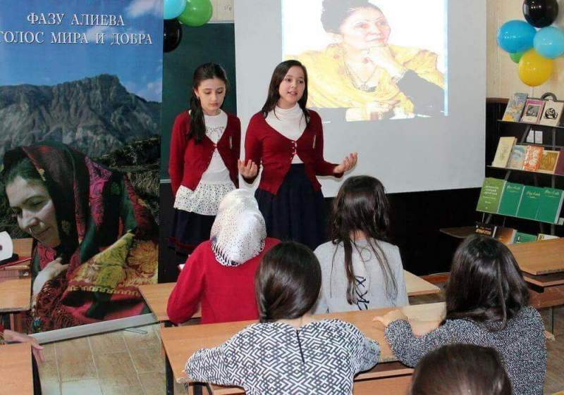 Хасавюртовские школьники вдохновенно читали стихи Фазу Алиевой о защитниках Отечества