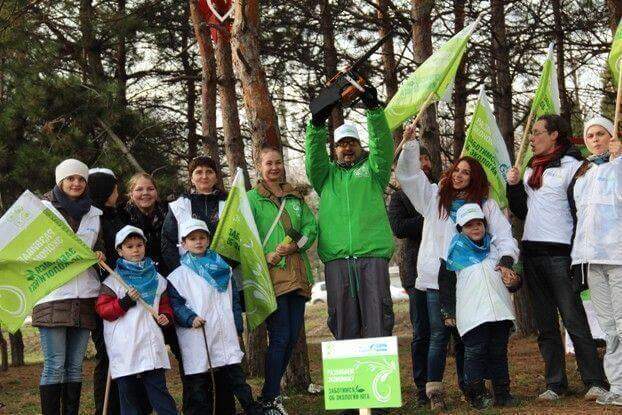В Краснодаре волонтеры очистили прибрежную зону Карасунских озёр от мусора