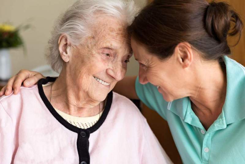 Как помочь пожилому человеку с альцгеймером?