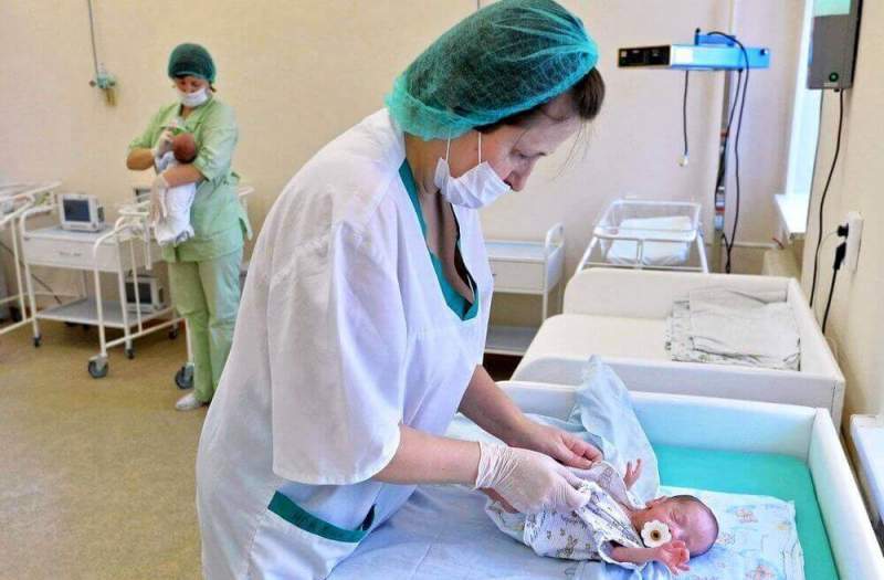 Россия приветствует рождение первенцев и всеми силами поддерживает молодых родителей