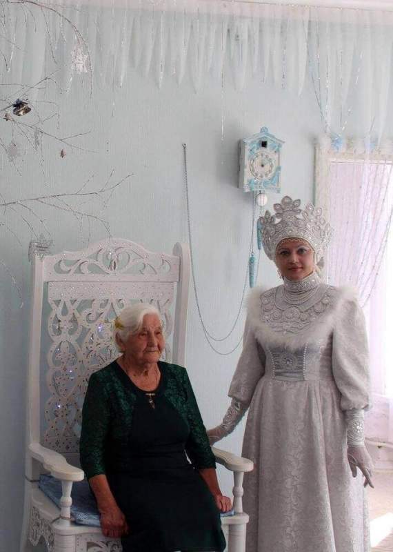Специалисты Ленского отдела агентства ЗАГС Архангельской области поздравили юбиляра в резиденции Матушки Зимы