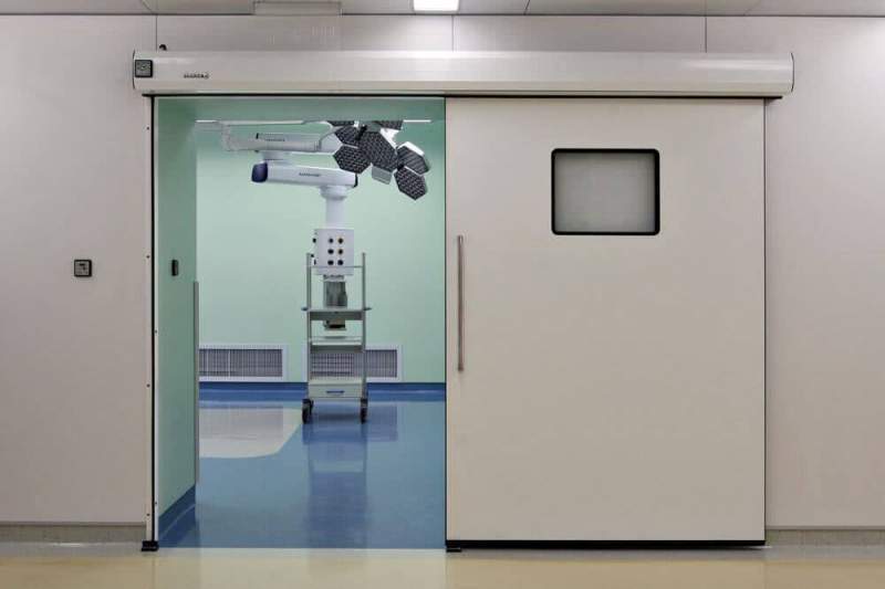 Характеристики и разновидности медицинских дверей для операционных