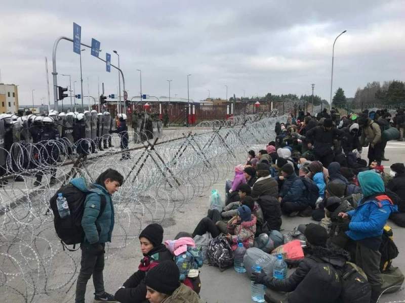ЕС окажет материальную помощь мигрантам на белорусско-польской границе