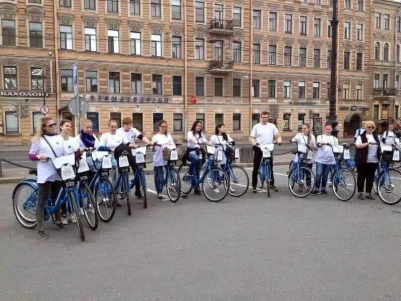 Около 100 волонтеров работали на большом велопараде в Санкт-Петербурге