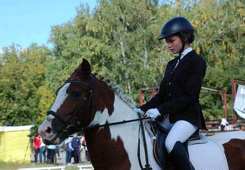 Учащаяся 12 школы г. Челябинска двукратная победительница Чемпионата по конному спорту