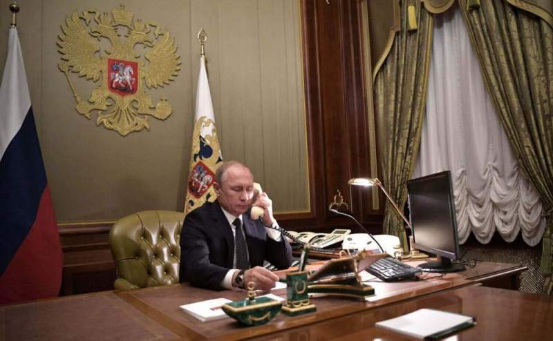 Путин обсудил с Меркель ситуацию в Белоруссии