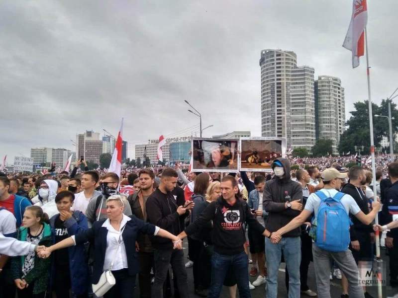 Протесты в Белоруссии затянулись: МВД не исключило применение оружия для разгона дебоширов