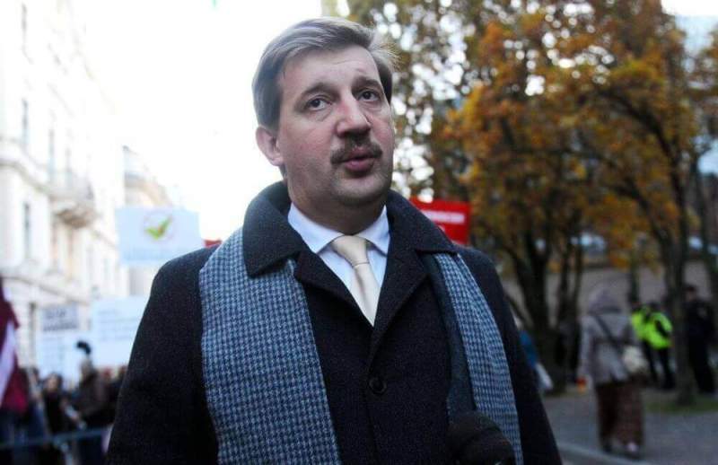 Латвийский депутат призвал власти общаться с народом на русском языке