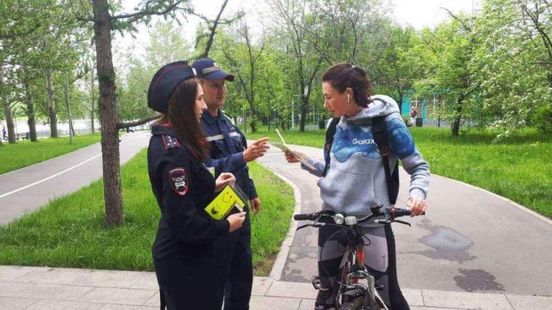 Сотрудники Отдела ГИБДД УВД по ЮВАО разъясняют правила для велосипедистов