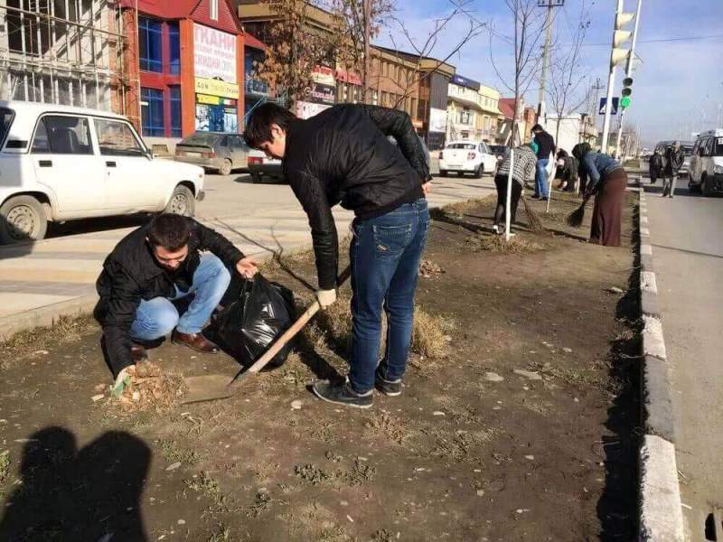 Бросившего банку чеченца отправили убирать улицы Грозного 