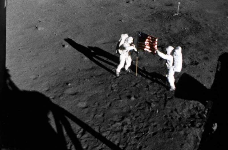 Специалисты НАСА по ошибке продали лунные артефакты