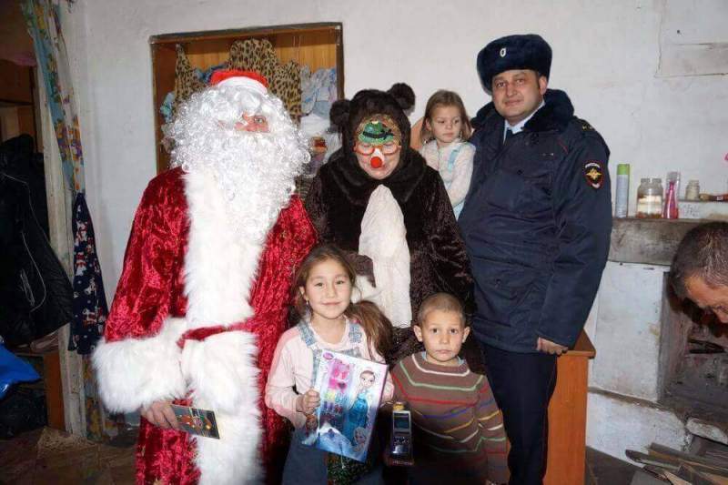 Сотрудники полиции Надеждинского района совместно с Общественным советом приняли участие в акции «Полицейский Дед Мороз»