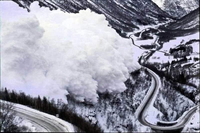 Спасатели предупредили об опасности схода лавин в южных регионах России