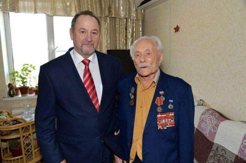 Знаменитому летчику Льву Липовичу вручили почетный знак «Заслуженный ветеран» Хабаровского края