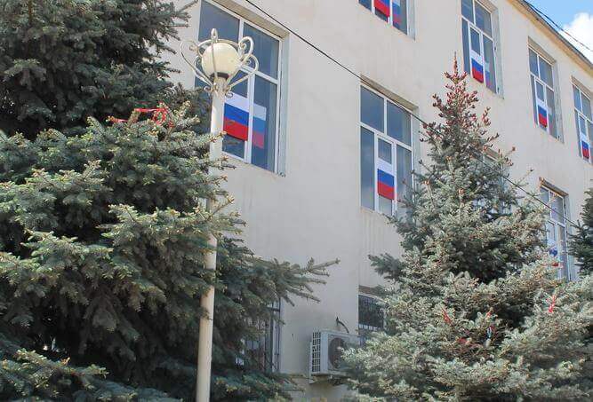 Библиотека Хасавюрта в честь Дня Победы вывесила в своих окнах российские флаги