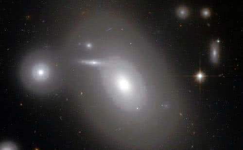 Hubble вновь фотографирует необычные космические объекты