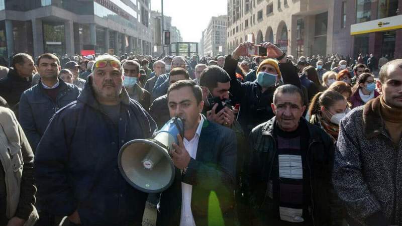 Протестующие в Ереване требуют отставки премьер-министра