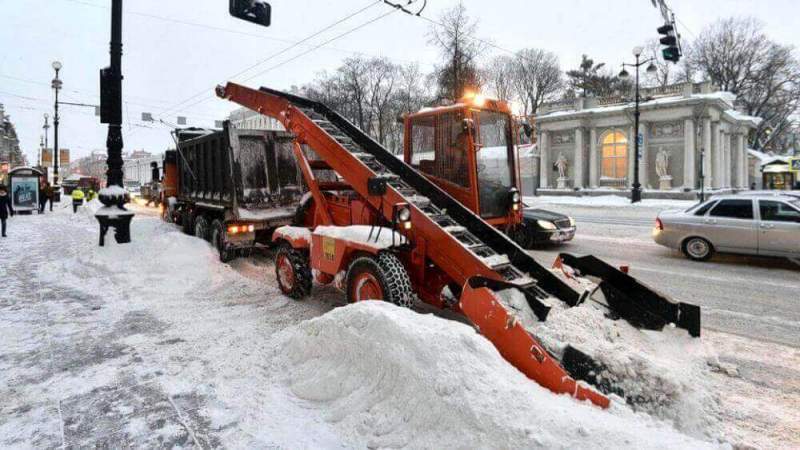 Беглов призвал питерские коммунальные службы работать интенсивнее по уборке снега