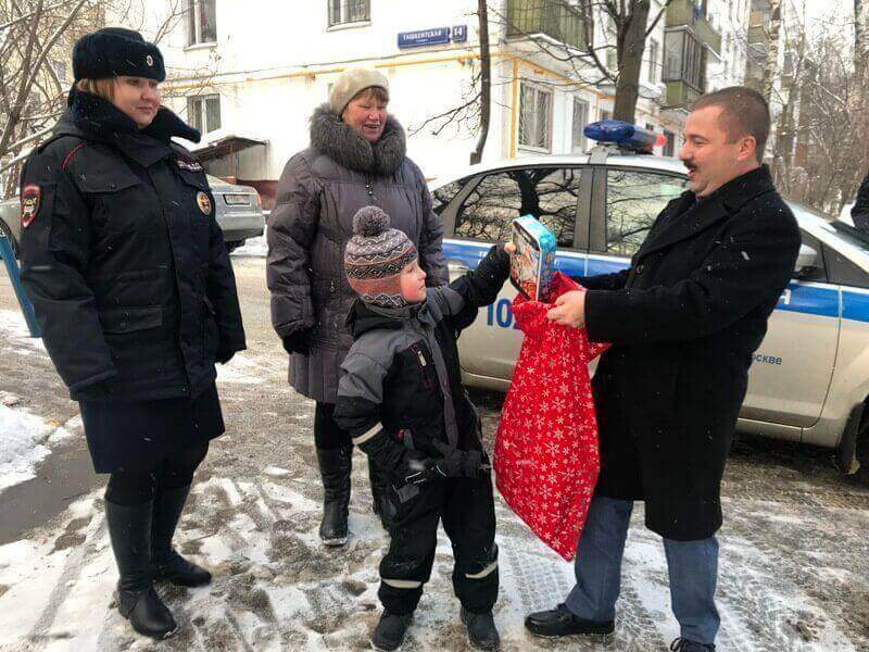 В Юго-Восточном округе столицы проведена акция «Полицейский Дед Мороз»