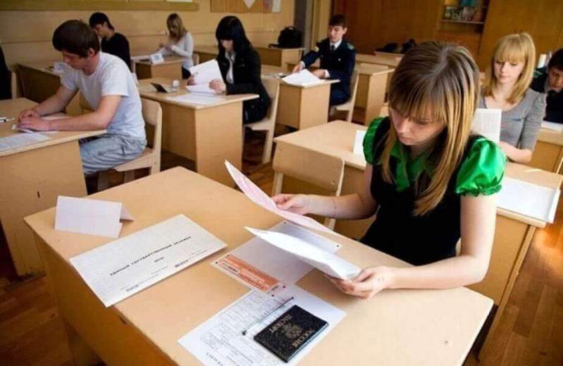 Выпускники Хабаровского края приступили к сдаче ЕГЭ по математике базового уровня