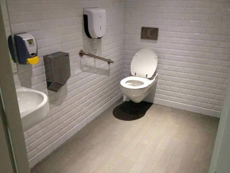 Блогеры пошутили о нежелании сотрудников Госдепа смывать воду в туалете
