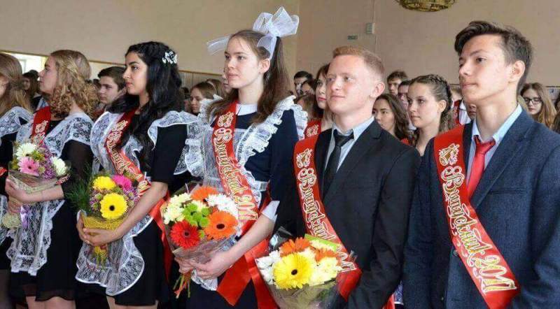 Министр образования и науки Алтайского края Александр Жидких поздравил выпускников с окончанием школы