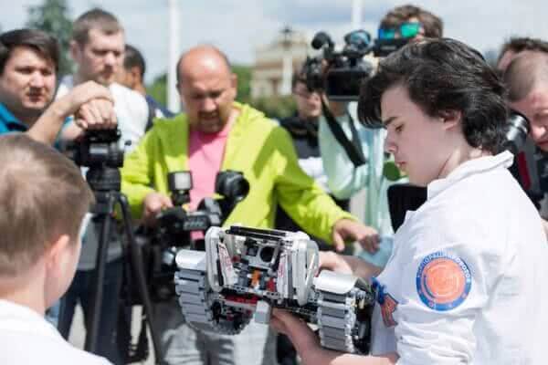 Исаак Калина вручил подарок московскому школьнику, создавшему уникального робота для сельского хозяйства