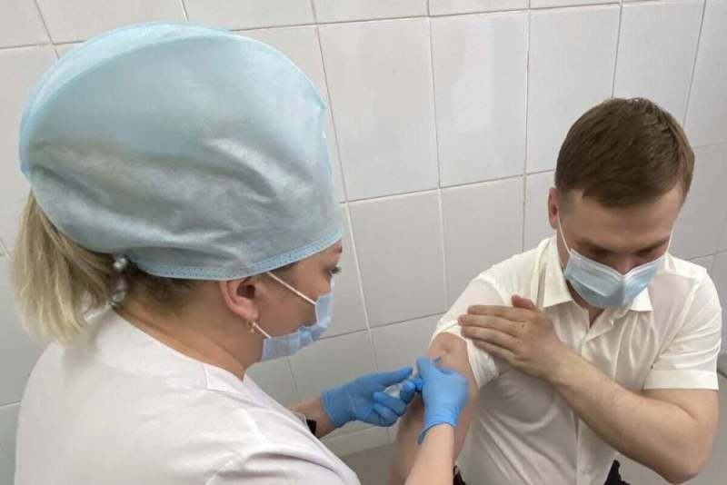 Медведев не исключил, что вакцинация в РФ может стать обязательной