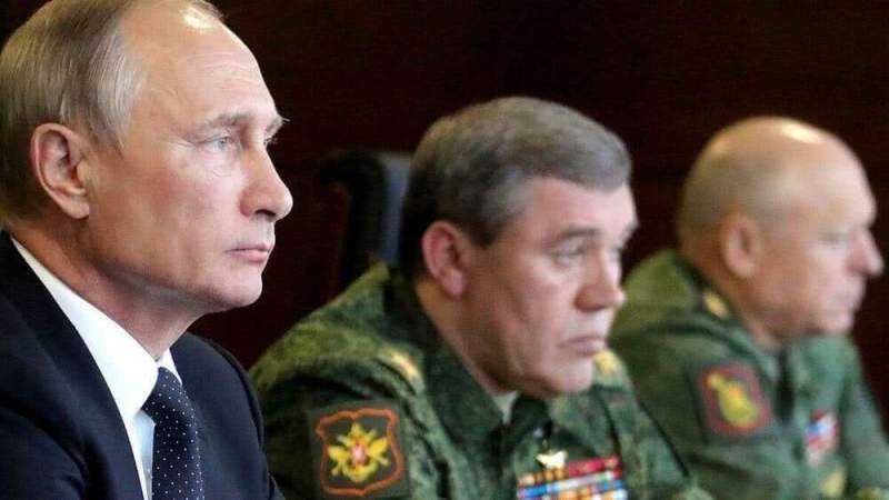 Путин поручил поднять пенсии военным