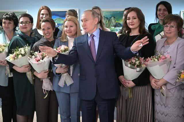 Россиянок уже начинают поздравлять с Международным женским днем