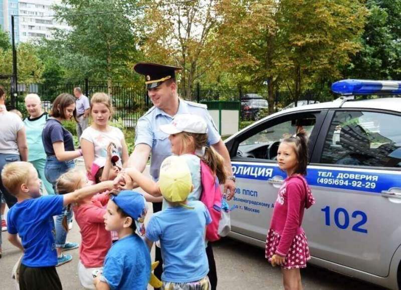 Полицейские патрульно-постовой службы пришли в гости к юным зеленоградцам накануне профессионального праздника
