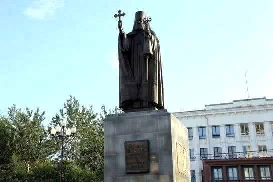 В Магадане открыли памятник святителю Иннокентию