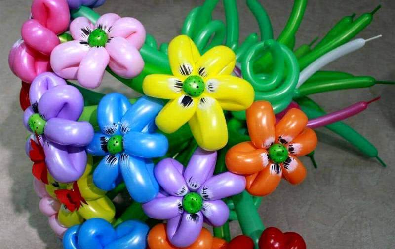 Делаем цветочную композицию из надувных шаров своими руками