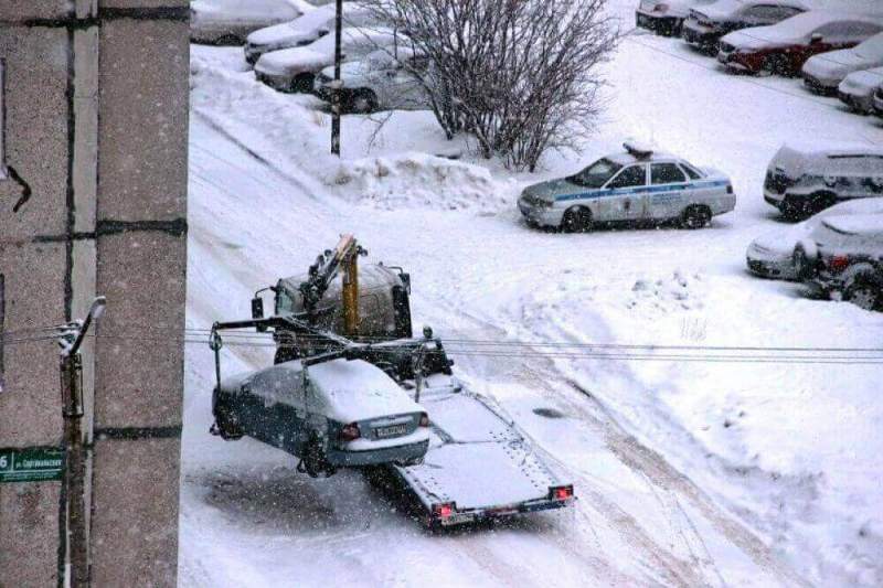 Борьба со снегом: с начала зимы для уборки в Петербурге переставили 25 000 машин