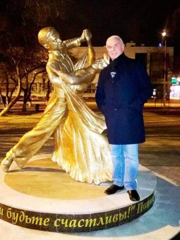 Скульптура в честь Станислава и Людмилы Поповых "танцует" в Тюмени