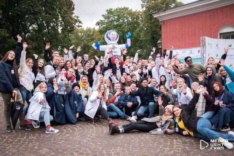 Более 2,5 тысяч первокурсников прошли парадом в самом сердце Петербурга