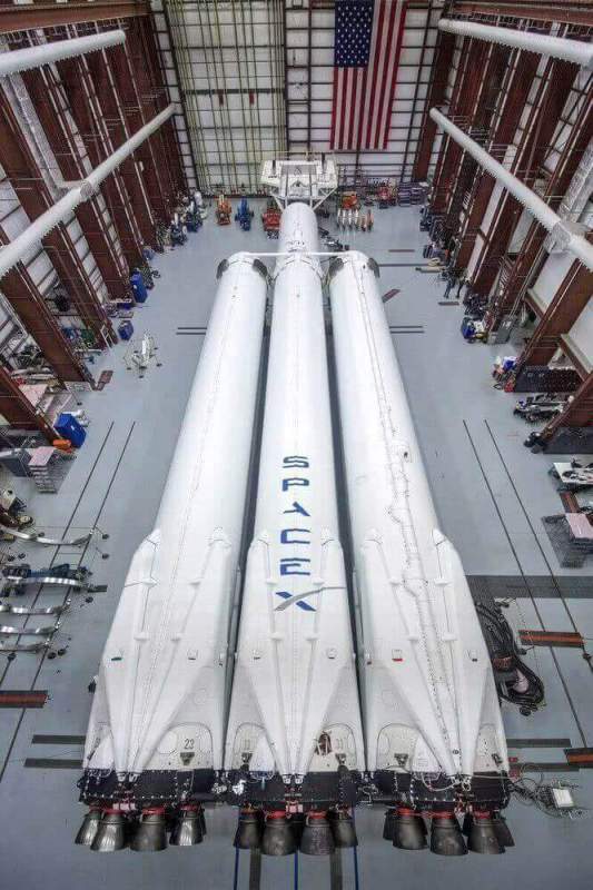 Илон Маск представил фотографии окончания сборки Falcon Heavy