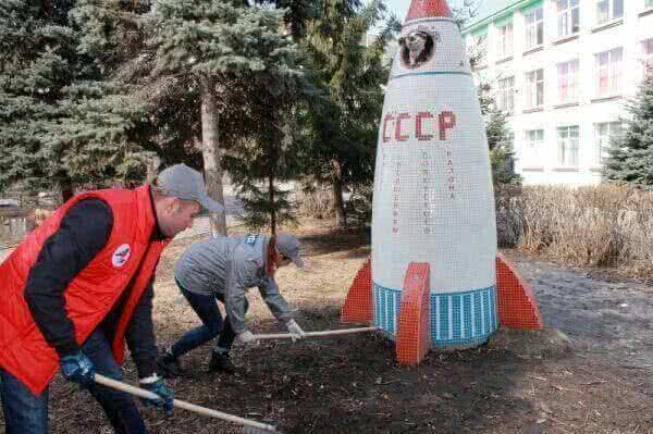Челябинская команда «Молодежки ОНФ» организовала субботник возле памятника Белке и Стрелке