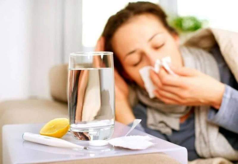 Британские врачи: пить много жидкости при простуде вредно